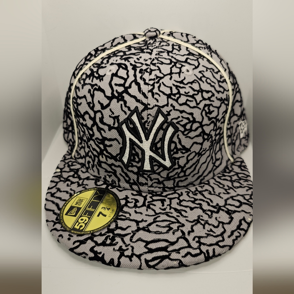Limited Edition Shattered Glass New York Yankees Black and White Cap